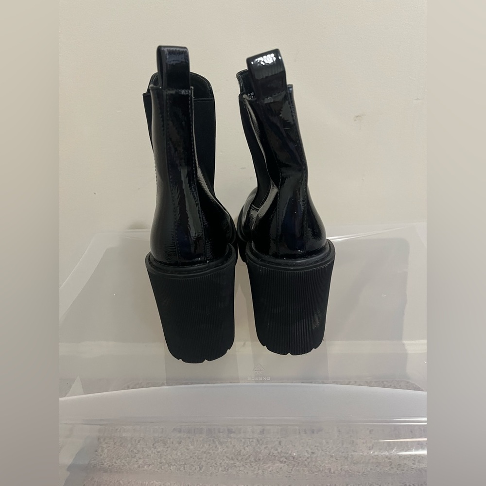 NWOT Dirty Laundry Yikes Waterproof Platform Chelsea Lug Boot Size 6 - Picture 6 of 10